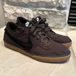 Nike Men's 9 Brown Canvas Mavrk Low 2011